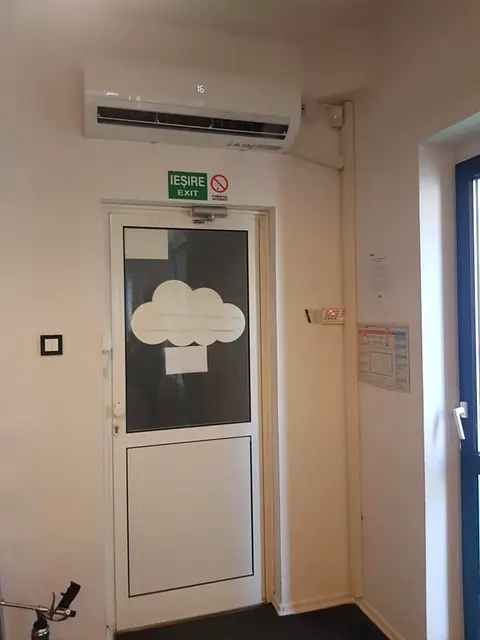 Spațiu comercial, deasupra ușii