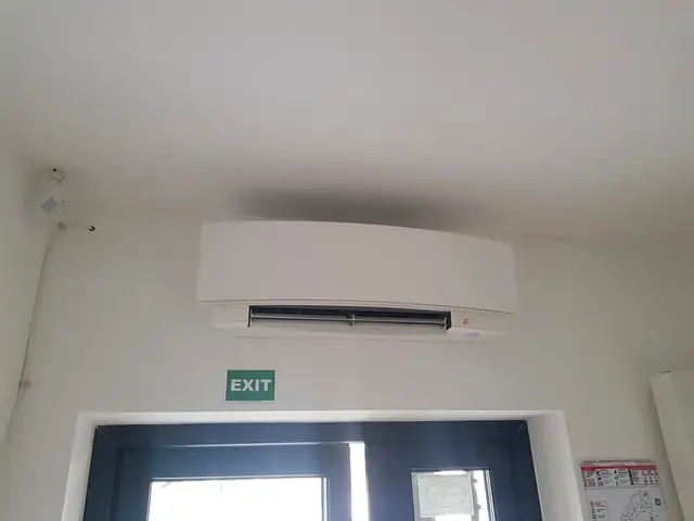 Sală cu ieșire de urgență