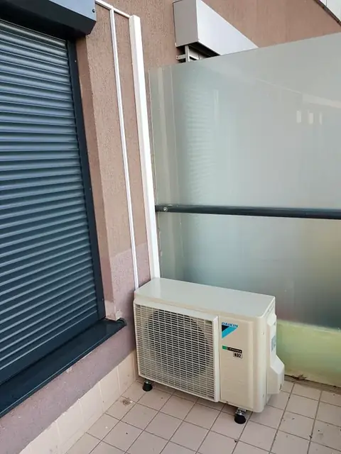 Unitate exterioară Daikin pe balcon