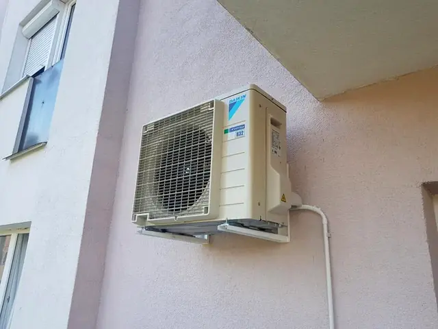 Unitate exterioară pe fațadă albă