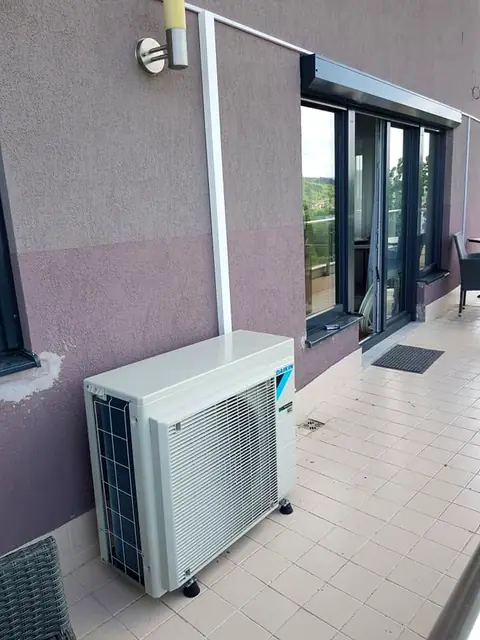 Unitate Daikin pe balcon lung