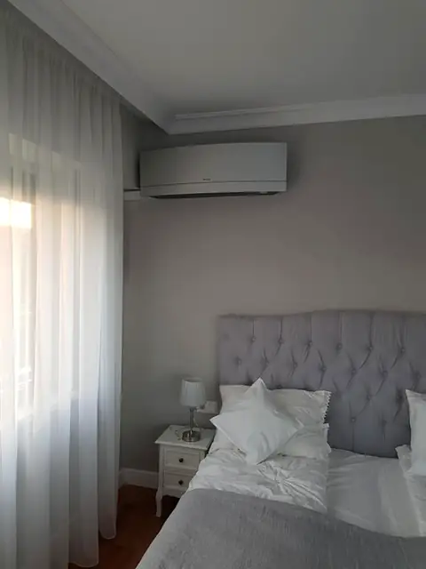Dormitor, aparat deasupra ferestrei