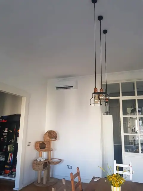 Living înalt, aparat sus pe perete