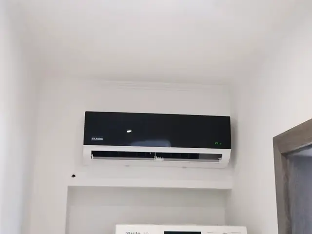 Unitate neagră, cablu ascuns
