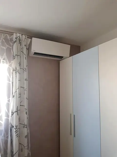 Dormitor, lângă dulap
