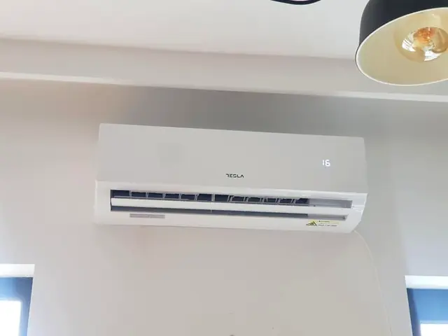 Aparat sub tavan, lângă lampă