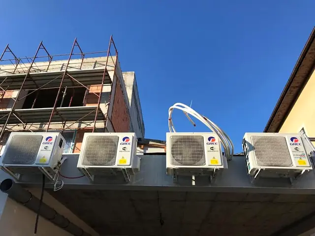 Patru unități exterioare pe aceeași copertină