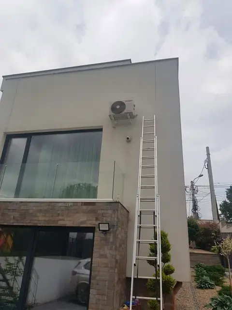 Scară pe fațadă la etajul 2