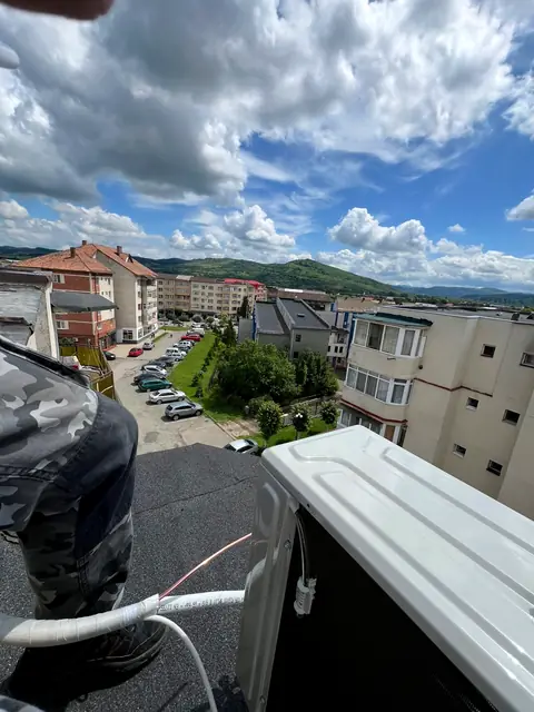 Pe acoperiș, deasupra orașului