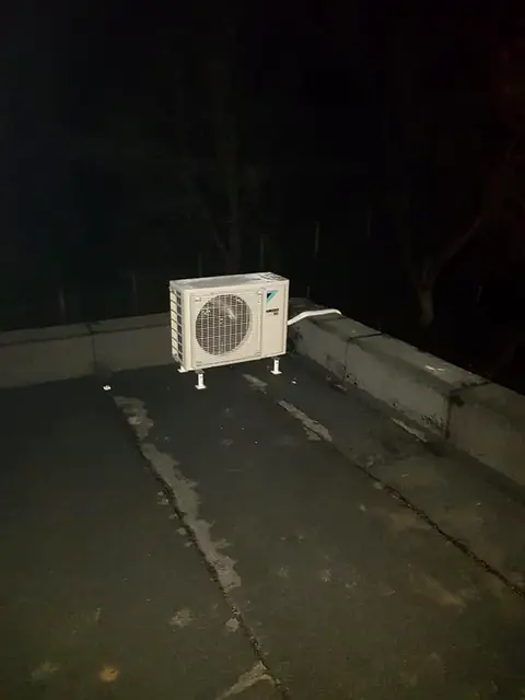 Montaj pe acoperiș, terminat seara
